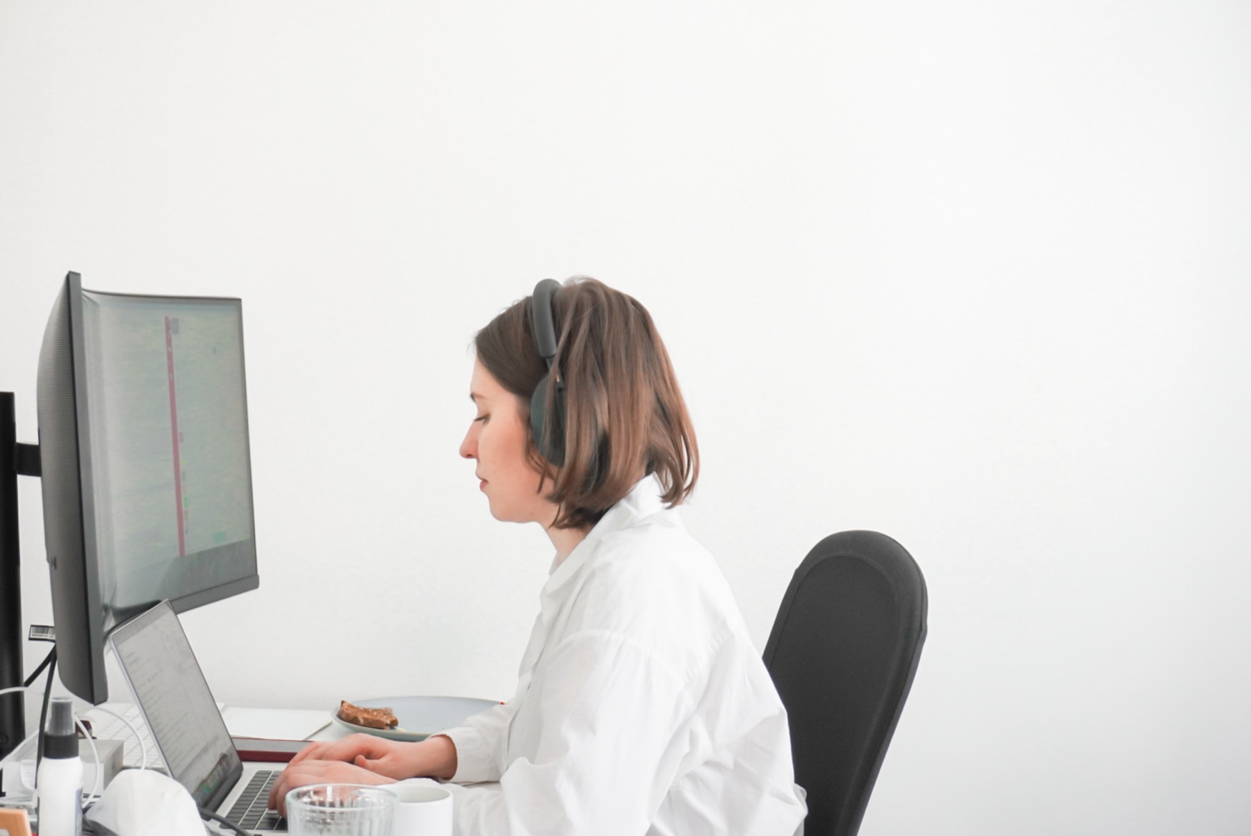HostU-Concierge mit Headset im Wiener Büro