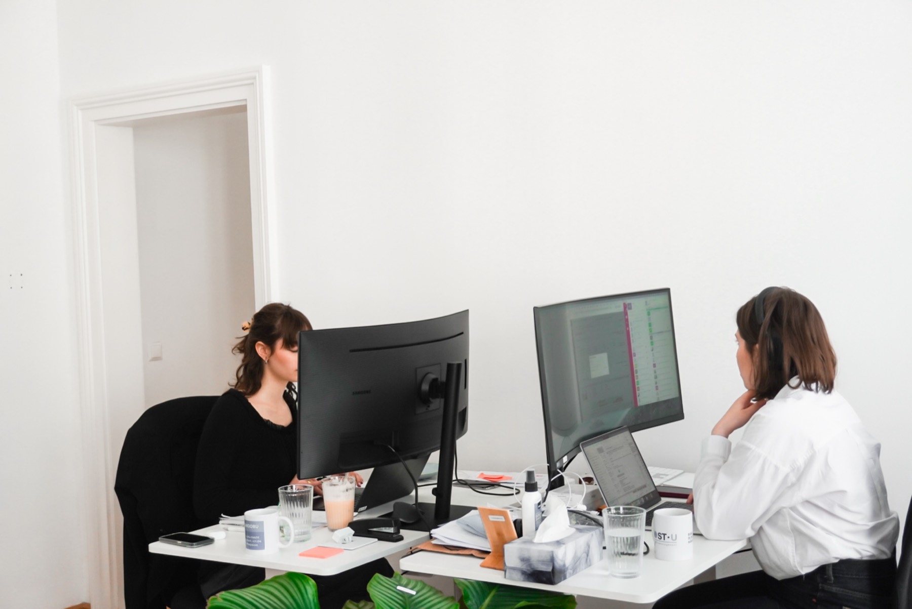 Zwei HostU-Teammitglieder bei der Arbeit
